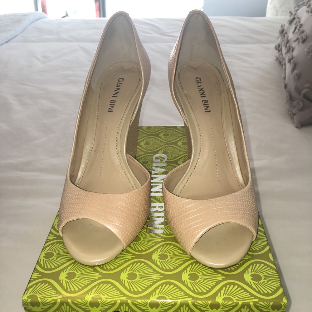 Stylish peep toe wedges- 7.5 champagne color